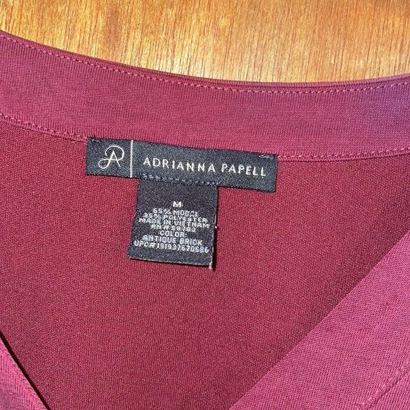 •ADRIANNA PAPELL•WINE 3/4 CONVERTIBLE SLEEVE V-NECK BLOUSE IN SIZE MEDIUM - Picture 5 of 6